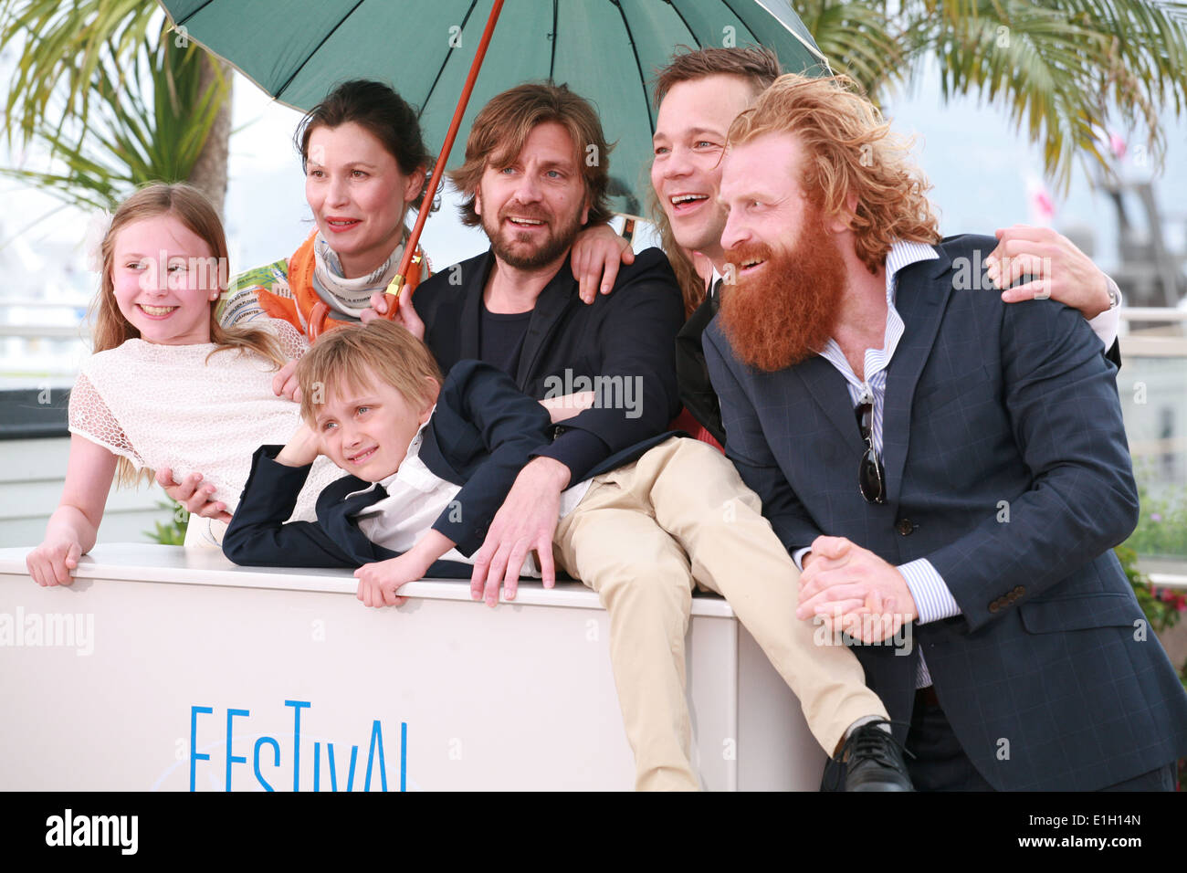 Lisa Loven Kongsli, Clara Wettergren, Ruben Östlund, Vincent Wettergren, Johannes Bah Kuhnke und Kristofer Hivju in cannes Stockfoto