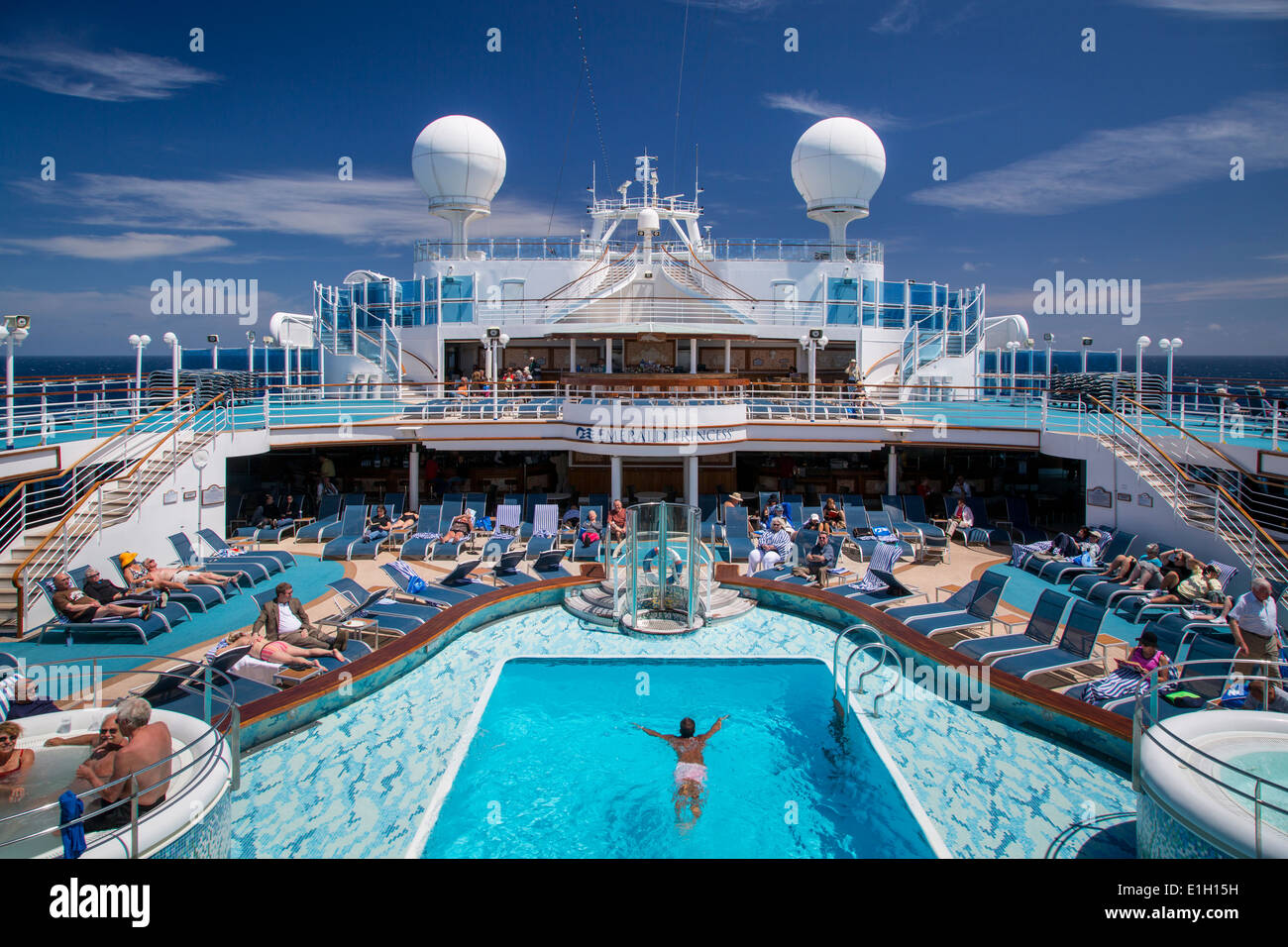 Mitte Schiff Pool an Bord Emerald Princess Cruise Schiff auf See am Atlantischen Ozean Stockfoto