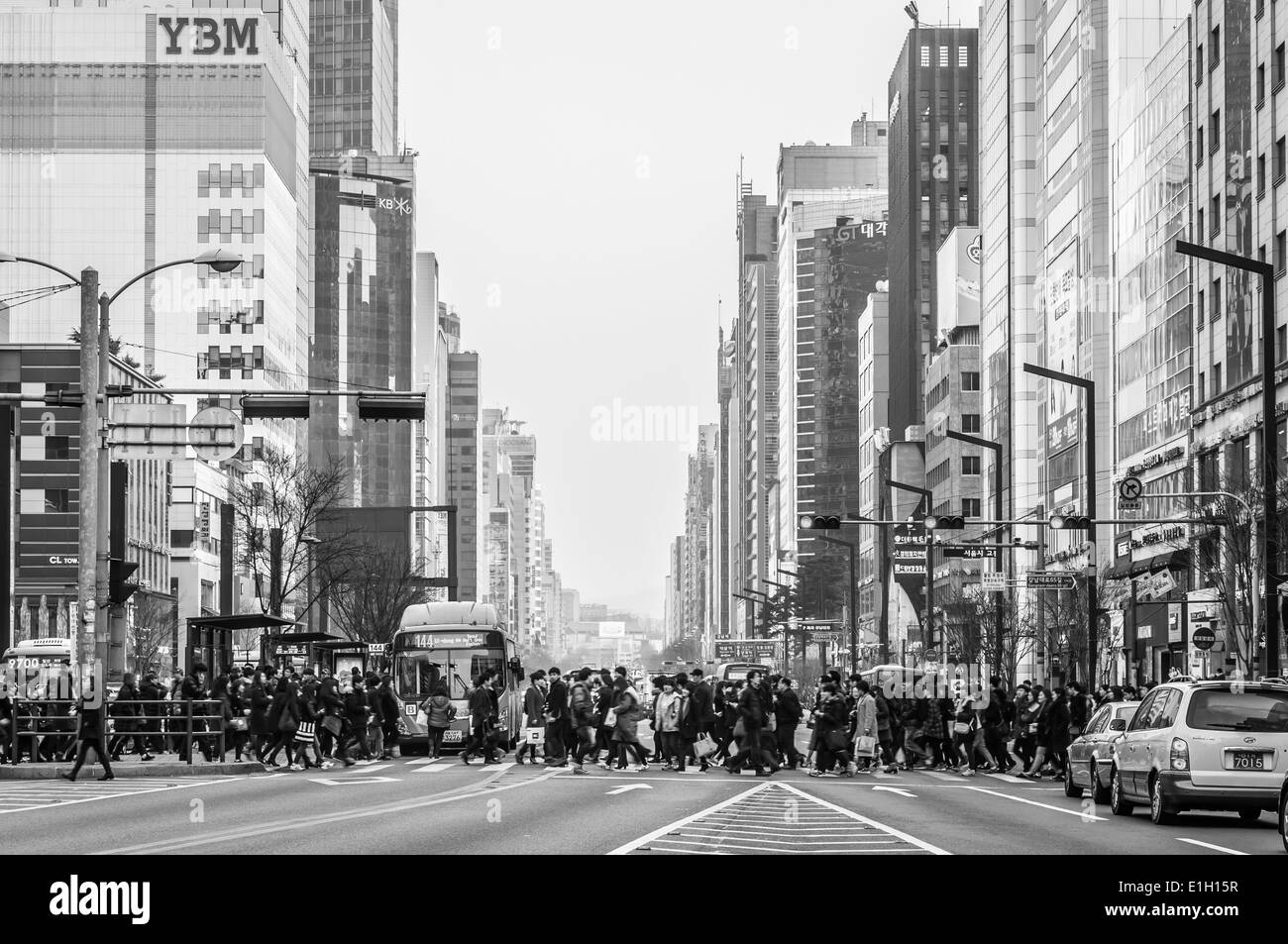 Fußgänger überqueren Sie die Straße im Gangnam Bezirk von Seoul, Südkorea. Stockfoto
