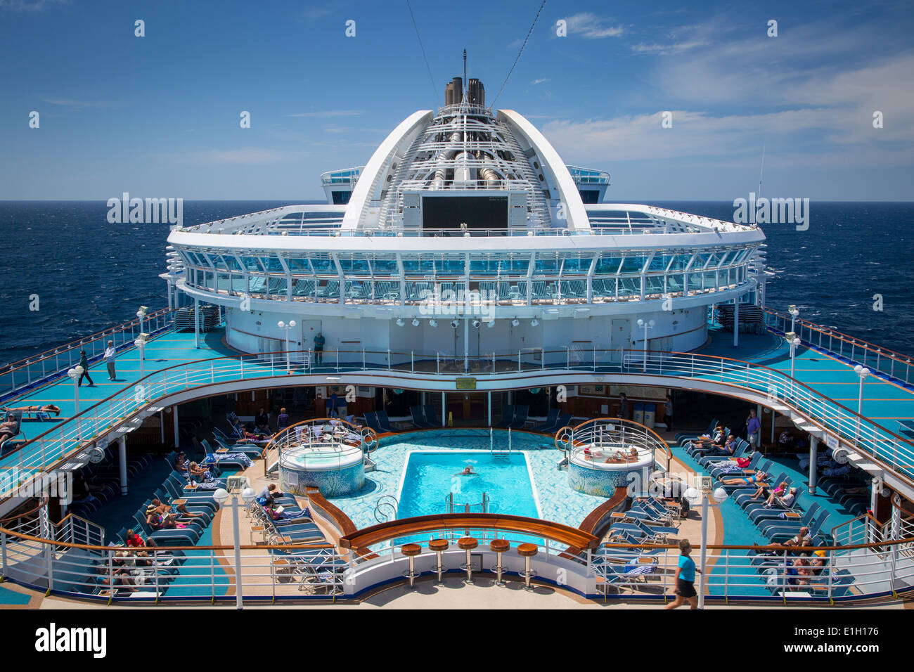 Mitte Schiff Pool an Bord Emerald Princess Cruise Schiff auf See am Atlantischen Ozean Stockfoto