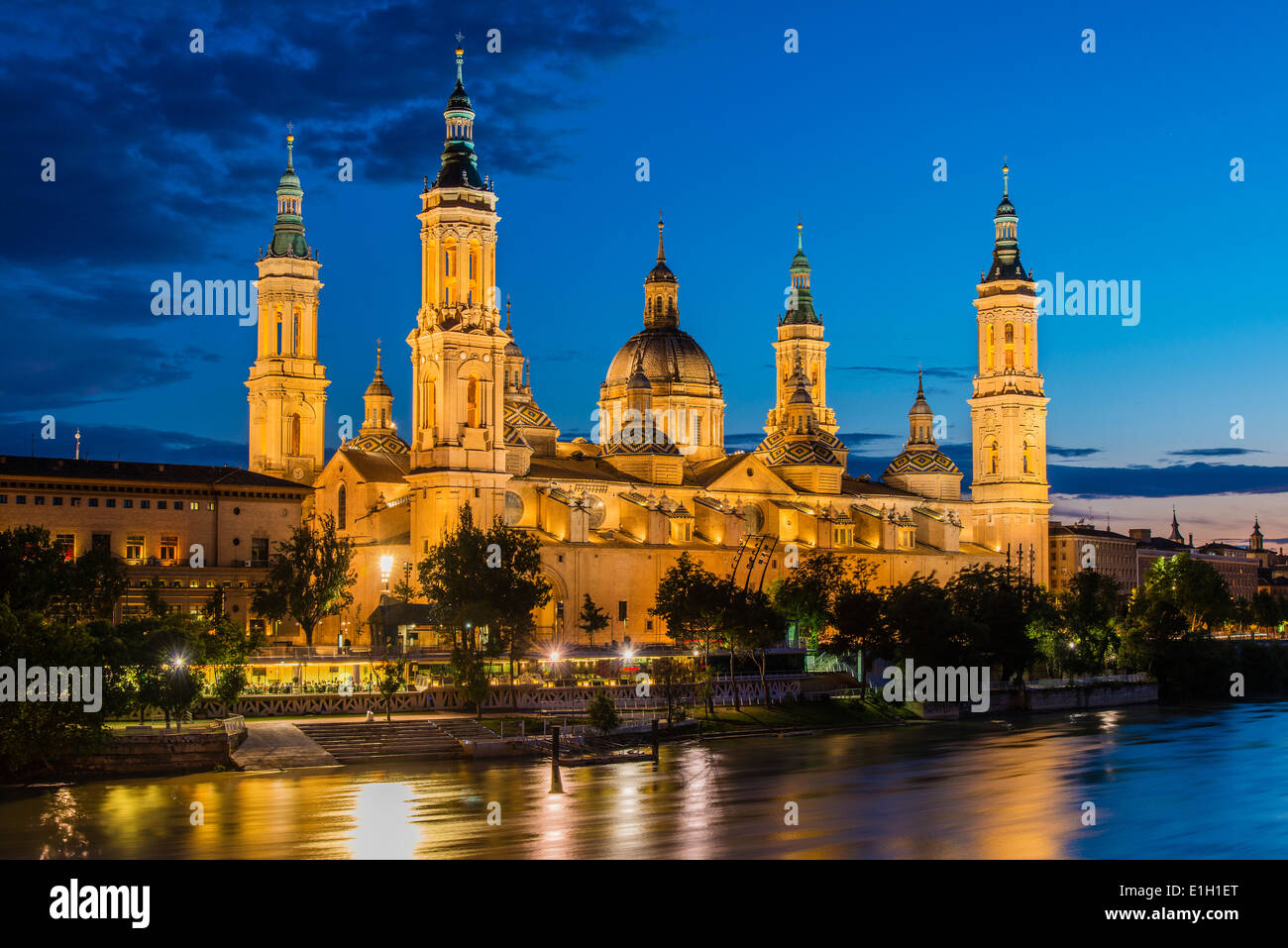 Basilica de Nuestra Senora del Pilar Kirche und Fluss Ebro bei Dämmerung, Zaragoza, Aragon, Spanien Stockfoto