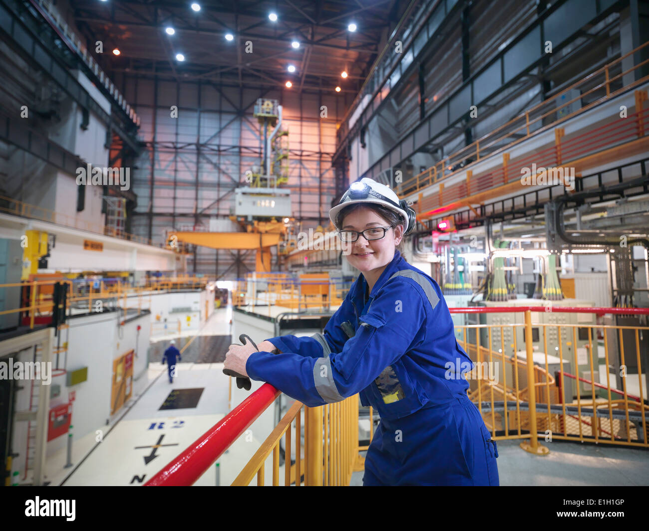 Porträt der Ingenieurin in der Reaktorhalle im Kernkraftwerk Stockfoto