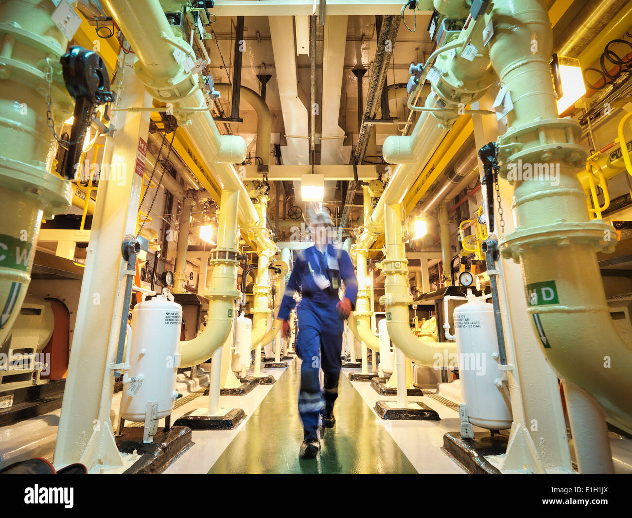 Zu Fuß unter den Rohren des Kernkraftwerks von Ingenieur Stockfoto