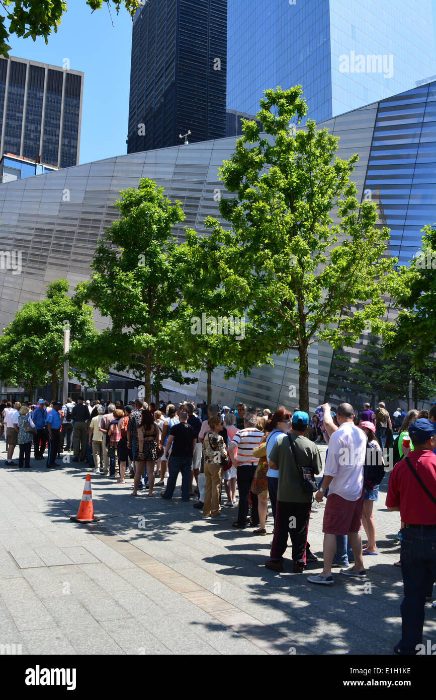 Menschen warten in Linie und das nationale 9/11 Memorial Museum am Ground Zero in Lower Manhattan. Stockfoto