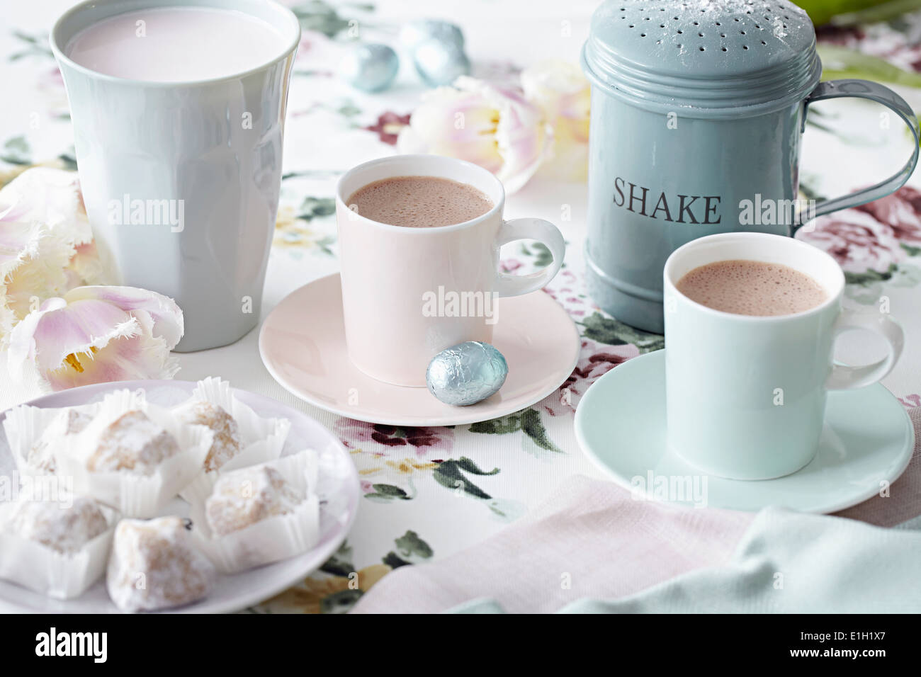 Kaffeetassen und süße Leckereien Stockfoto