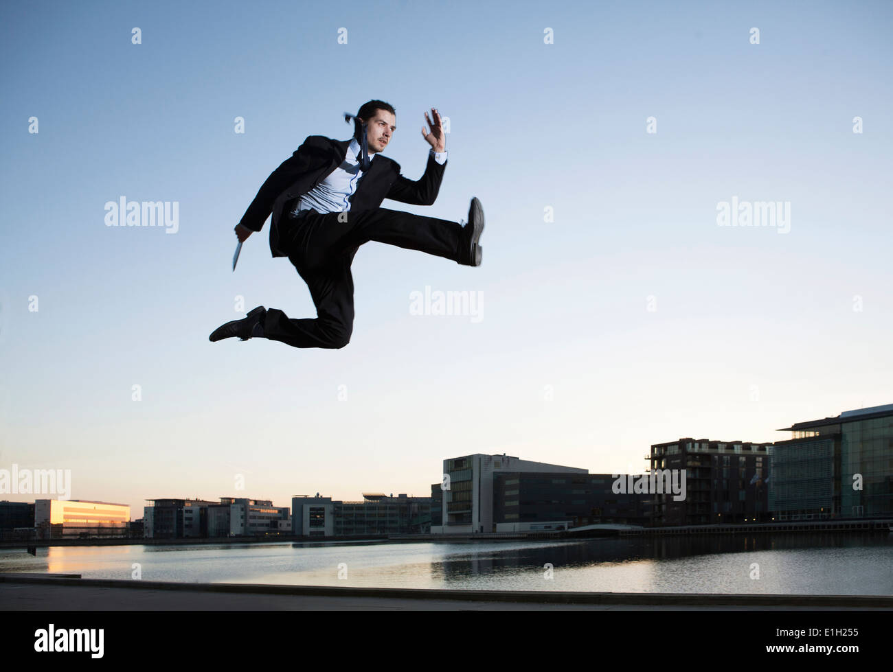 Mitte adult Geschäftsmann springen Luft, Hafen in Copenhagen, Dänemark Stockfoto