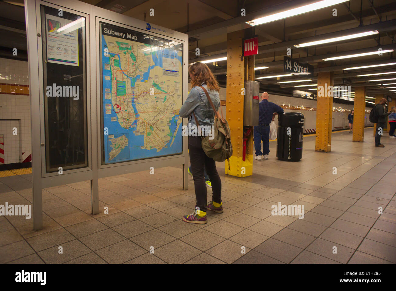 Ein Reisender entwirft ihre Route auf einer Karte in der 14th Street Station in der New Yorker u-Bahn auf Mittwoch, 14. Mai 2014. Stockfoto