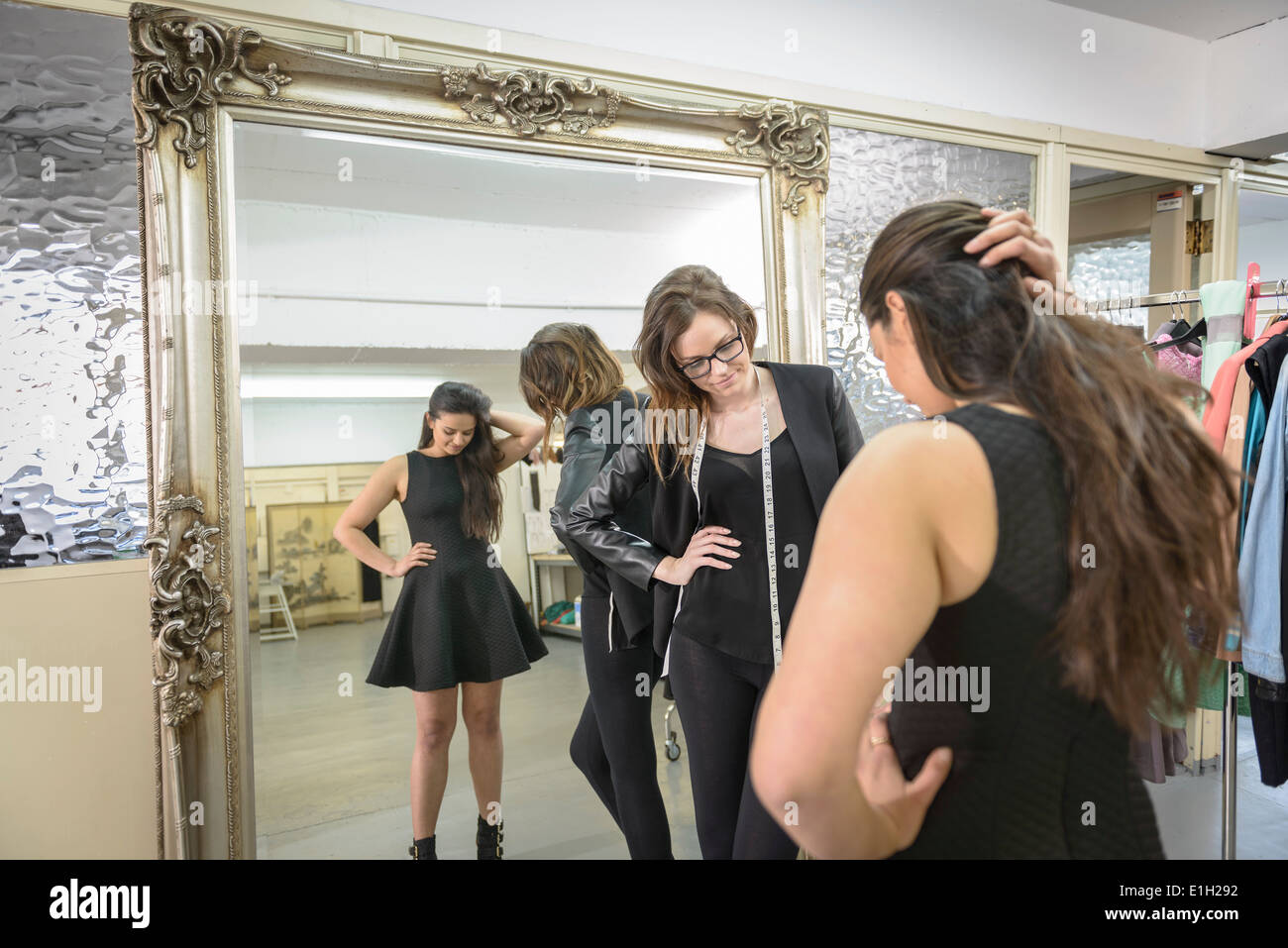 Mode-Designer arbeiten gemeinsam an Kleid in Mode-studio Stockfoto