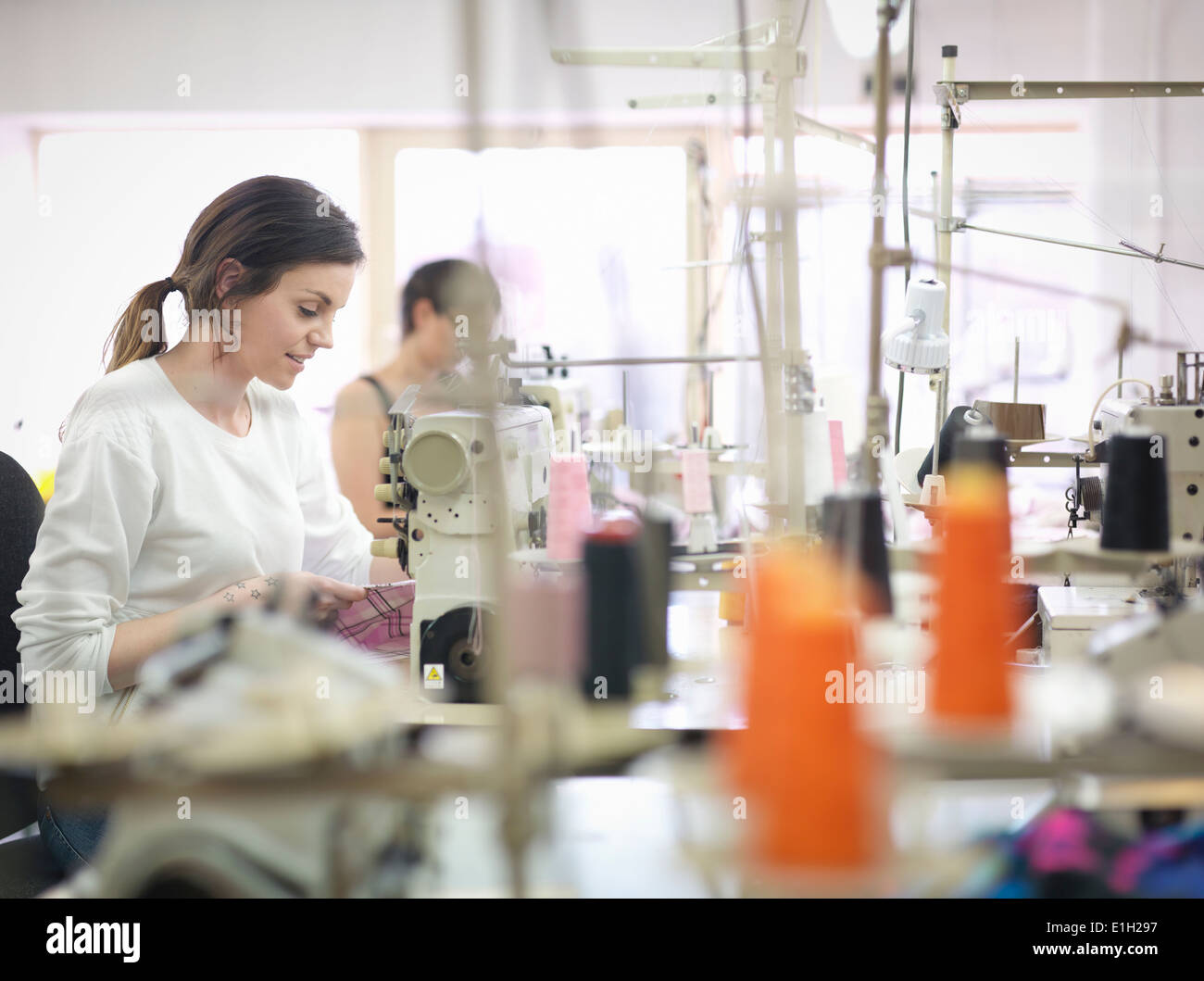 Weibliches Kleidungsstück Arbeiter in Kleiderfabrik Stockfoto