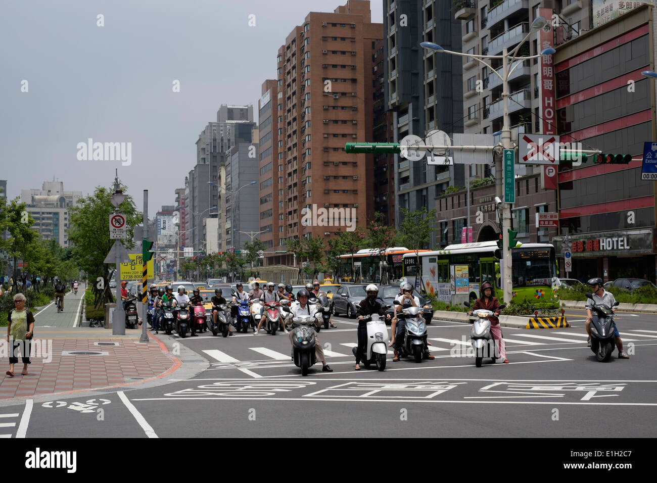 Dutzende von Roller (Motorräder) auf den Straßen von Taipeh, Taiwan. Stockfoto