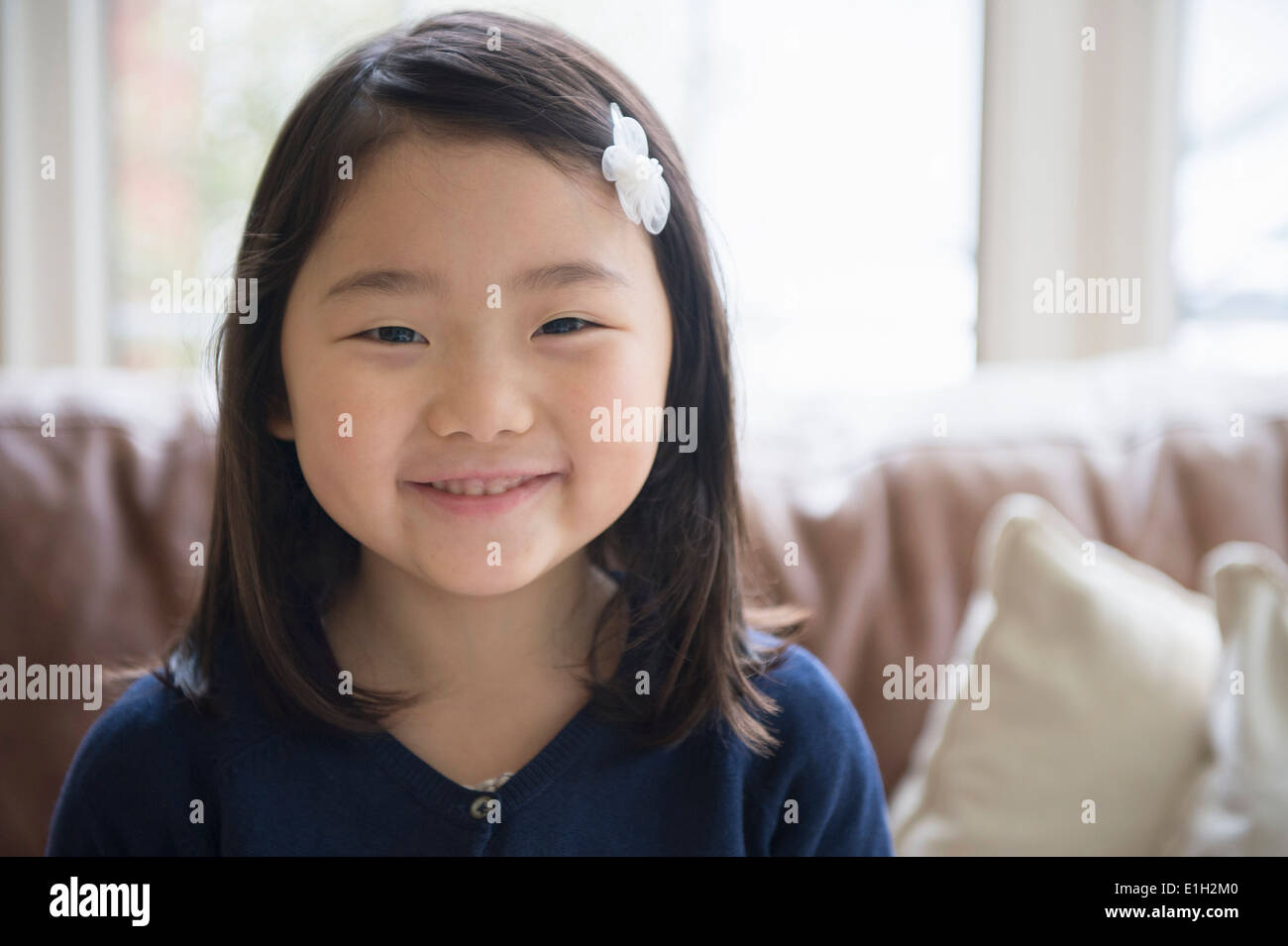 Porträt des jungen Mädchens im Wohnzimmer Stockfoto