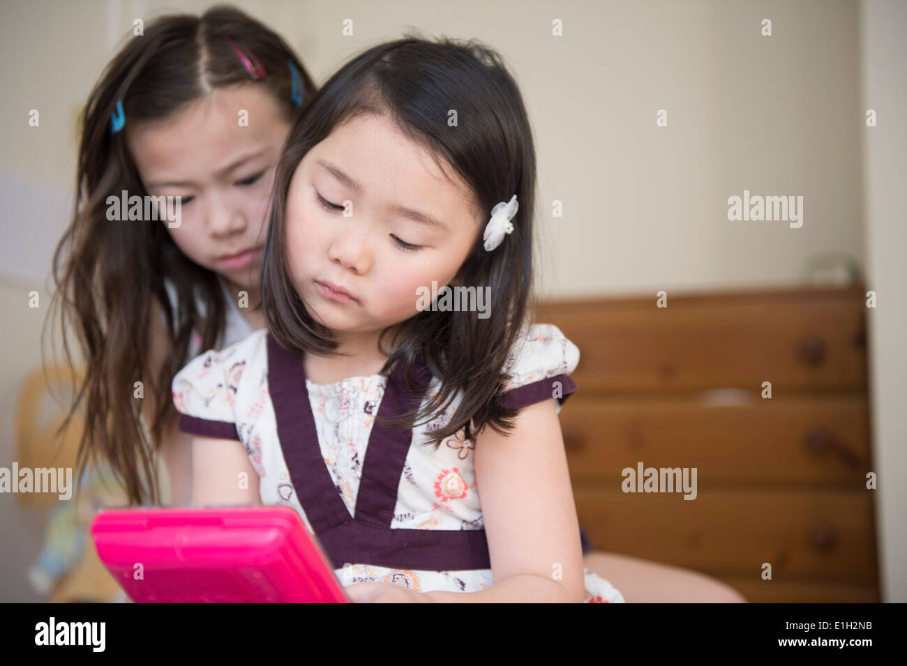 Zwei junge Freundinnen unzufrieden mit einem Computer-Spiel Stockfoto