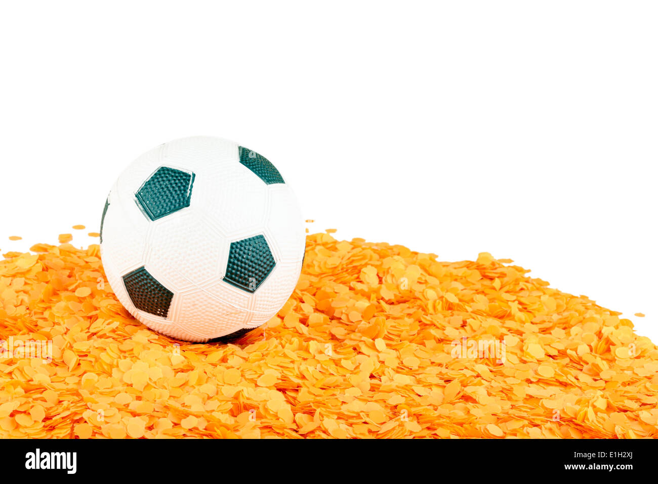 Fußball auf orangefarbene Konfetti ein Symbol für Hollands Leidenschaft für den Fußball Stockfoto