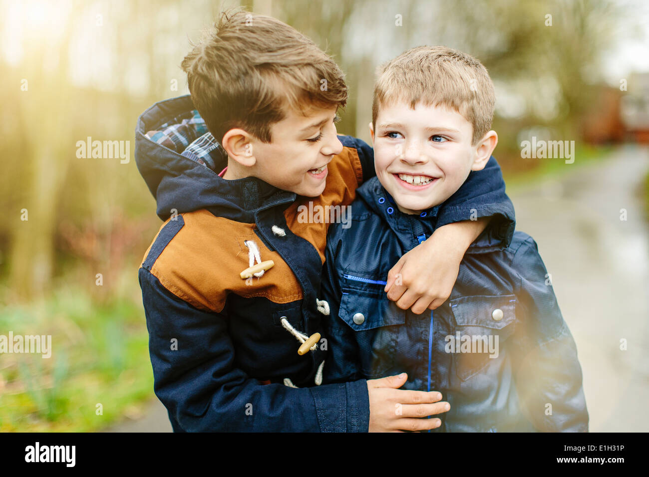 Brüder im freien umarmt Stockfoto