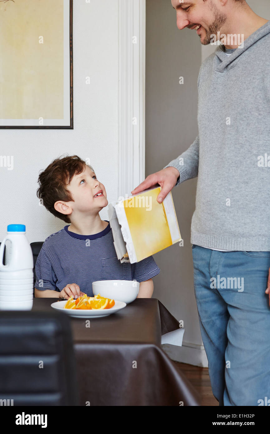 Vater des Sohnes Schüssel Müsli überfluten Stockfoto