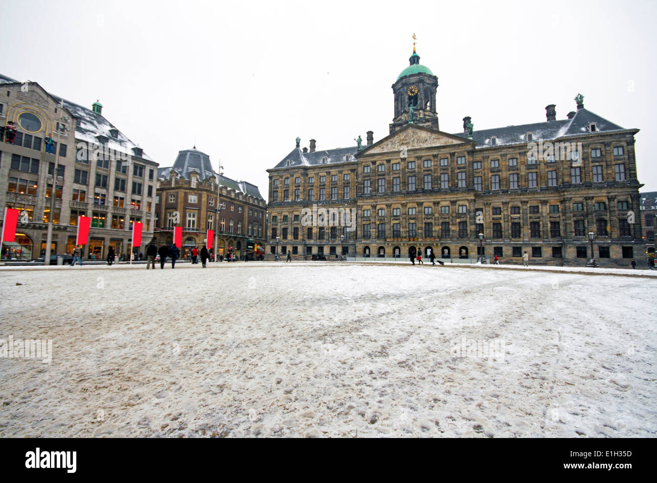 Verschneite Dam mit dem königlichen Palast in Amsterdam Stockfoto