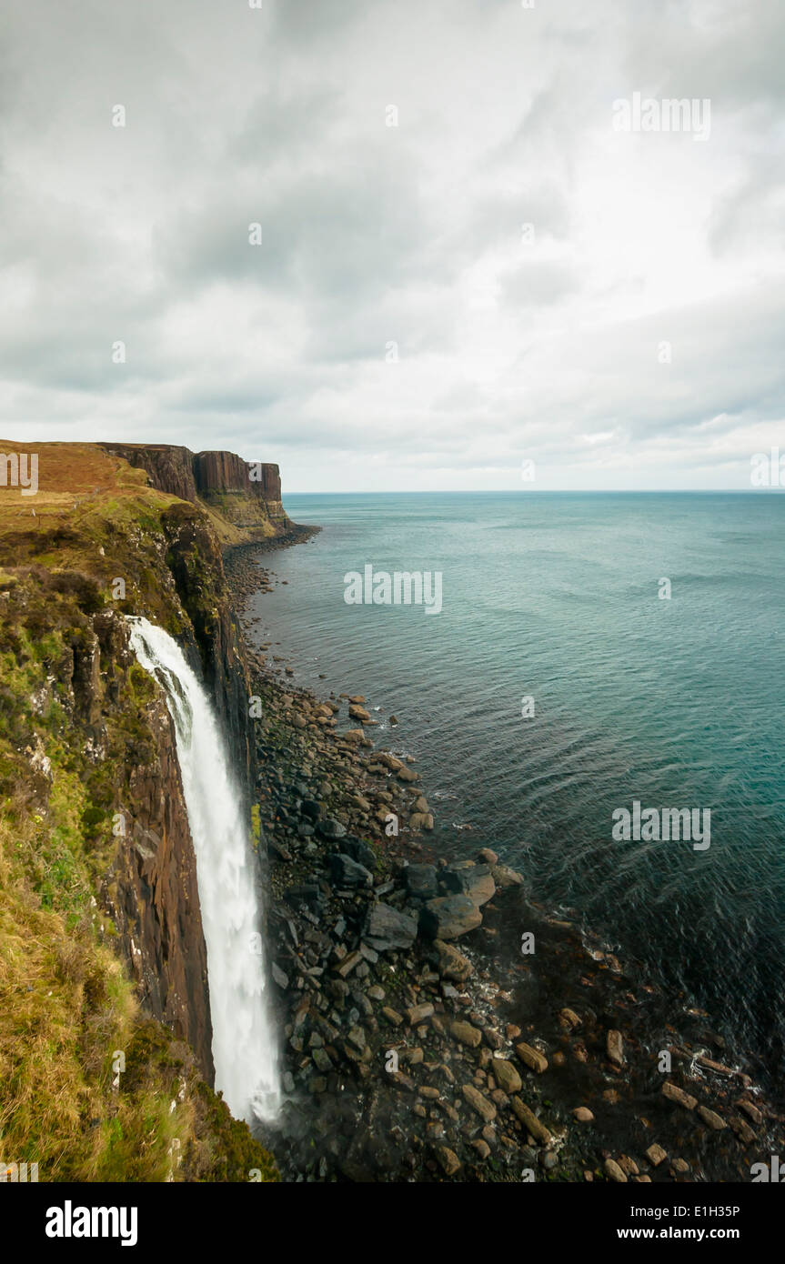 Mealt Wasserfall Atlantik/Klang der Rasaay mit roten Klippen der Kilt Rock Hintergrund Trotternish Isle Of Skye Schottland Stockfoto