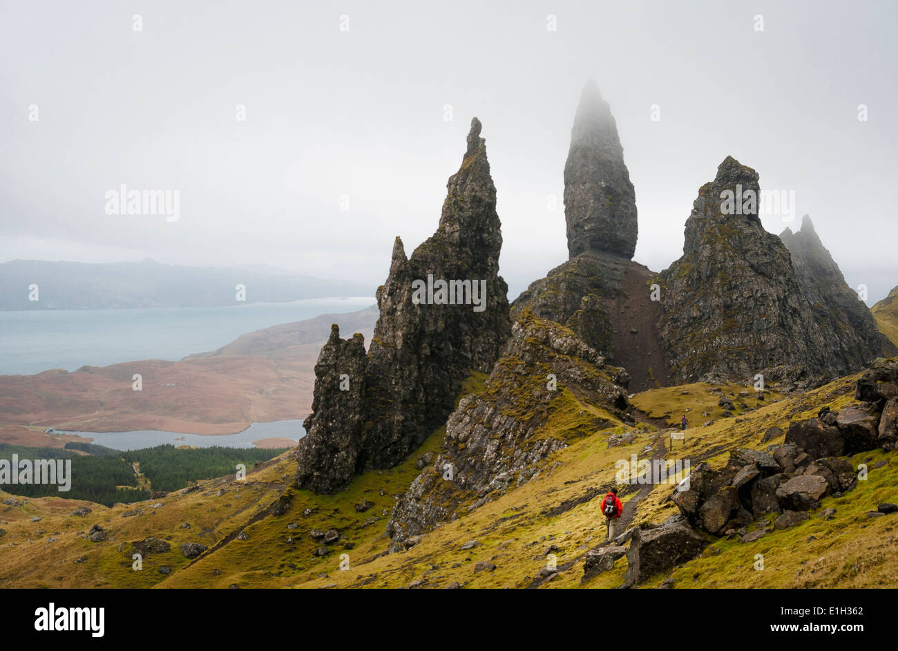 Zu Fuß in Richtung The Old Man of Storr an einem nebligen Frühlingstag, Isle Of Skye, Schottland Reiseführer Stockfoto