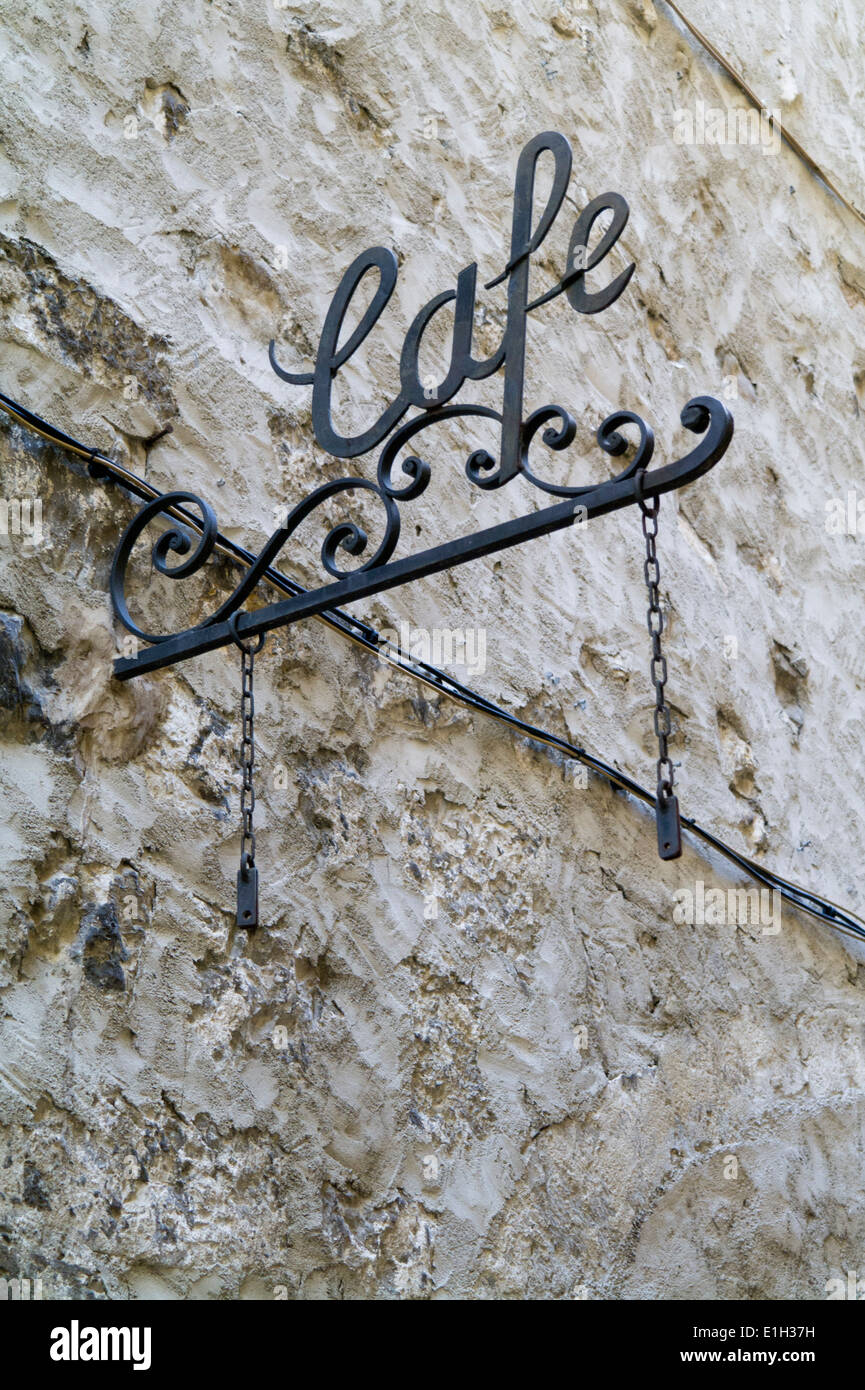 Schmiedeeisen Wand Cafe Halterung mit Leerzeichen Zeichen hinzufügen. Saint Paul de Vence, Frankreich. Stockfoto