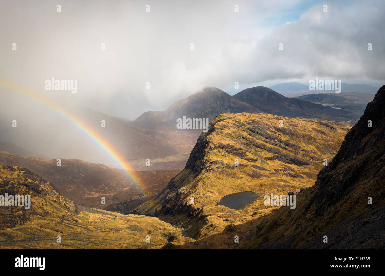 Weitergabe Sturm, Regenbogen und Berg See, Red Cuillin Bla Bheinn Berg, Isle Of Skye, Schottland Stockfoto