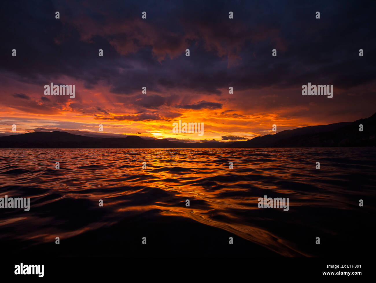 Sonnenuntergang über Okanagan Lake und South Okanagan Valley, Naramata, British Columbia, Kanada Stockfoto