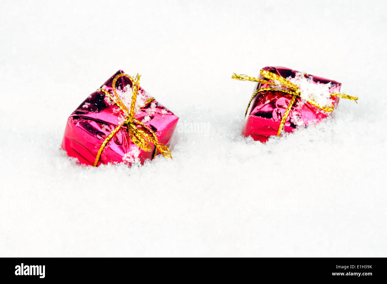 Weihnachtsgeschenke im Schnee Stockfoto