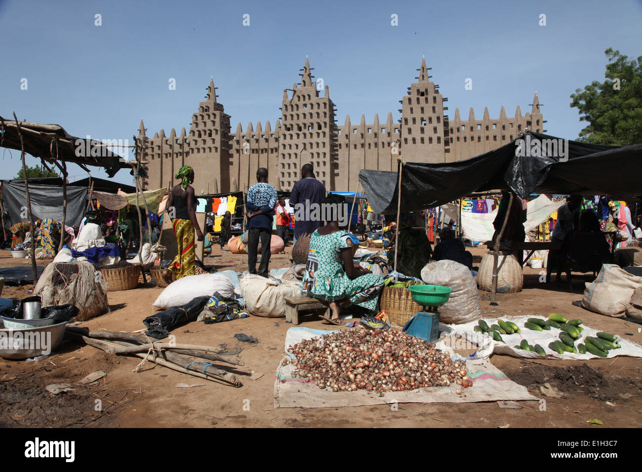 Markt vor dem Mosk in Djenné, Mali Stockfoto