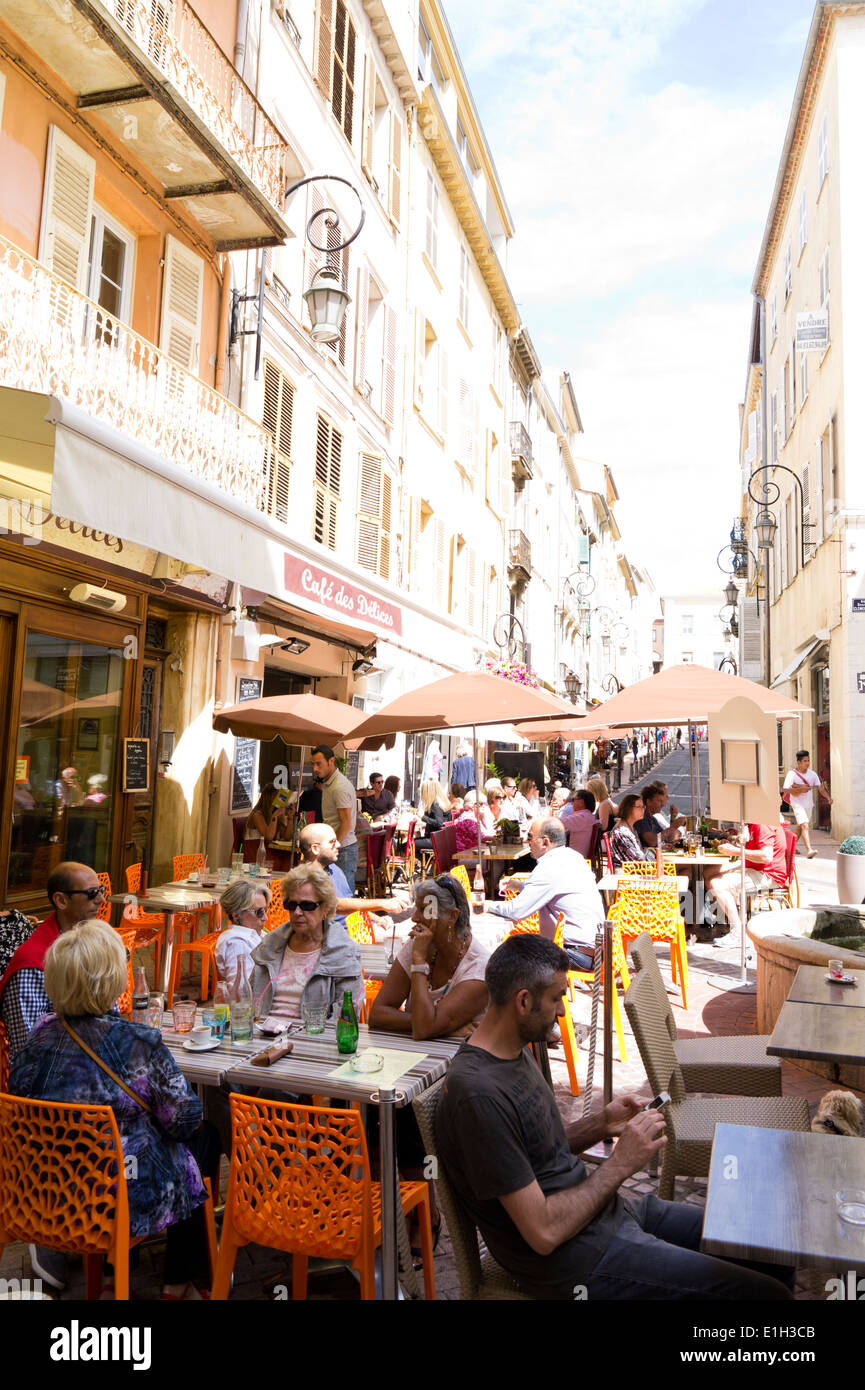 Leute sitzen draußen am Bürgersteig Café Antibes Altstadt, Cote d ' Azur, Frankreich Stockfoto