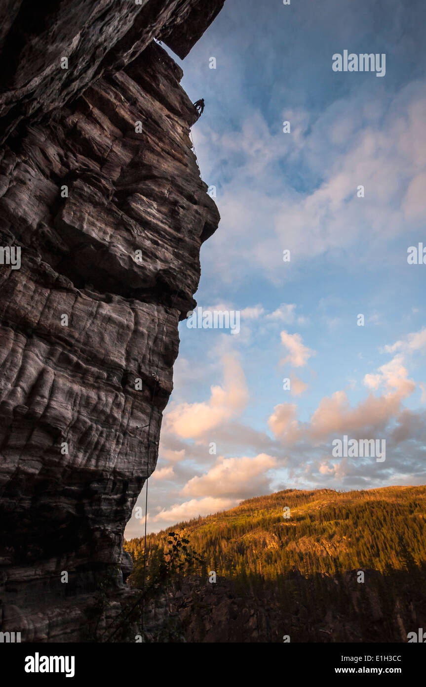 Silhouette der Kletterer am oberen Rand 35m Felswand auf Geröllfelder, South Okanagan Valley, Kelowna, British Columbia, Kanada Stockfoto
