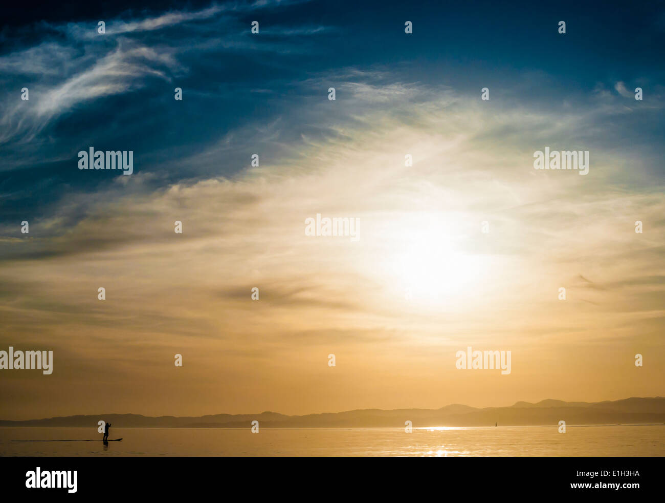 Stehen Sie Paddleboarder am Pazifischen Ozean in Dallas Bucht in der Nähe von Victoria, Britisch-Kolumbien, Kanada auf Stockfoto