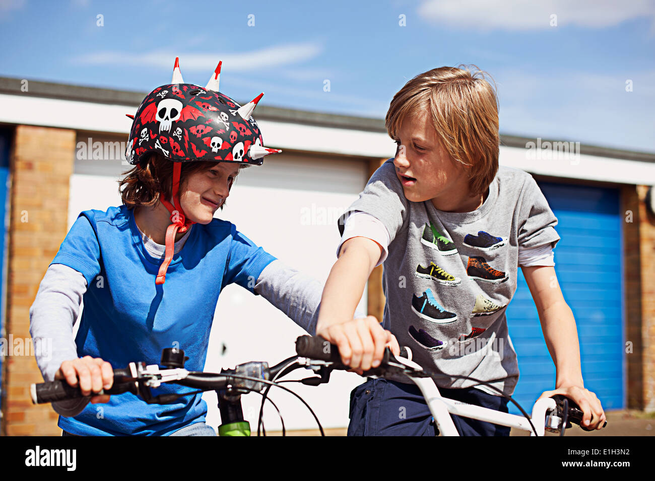 Zwei jungen auf Fahrrädern Stockfoto