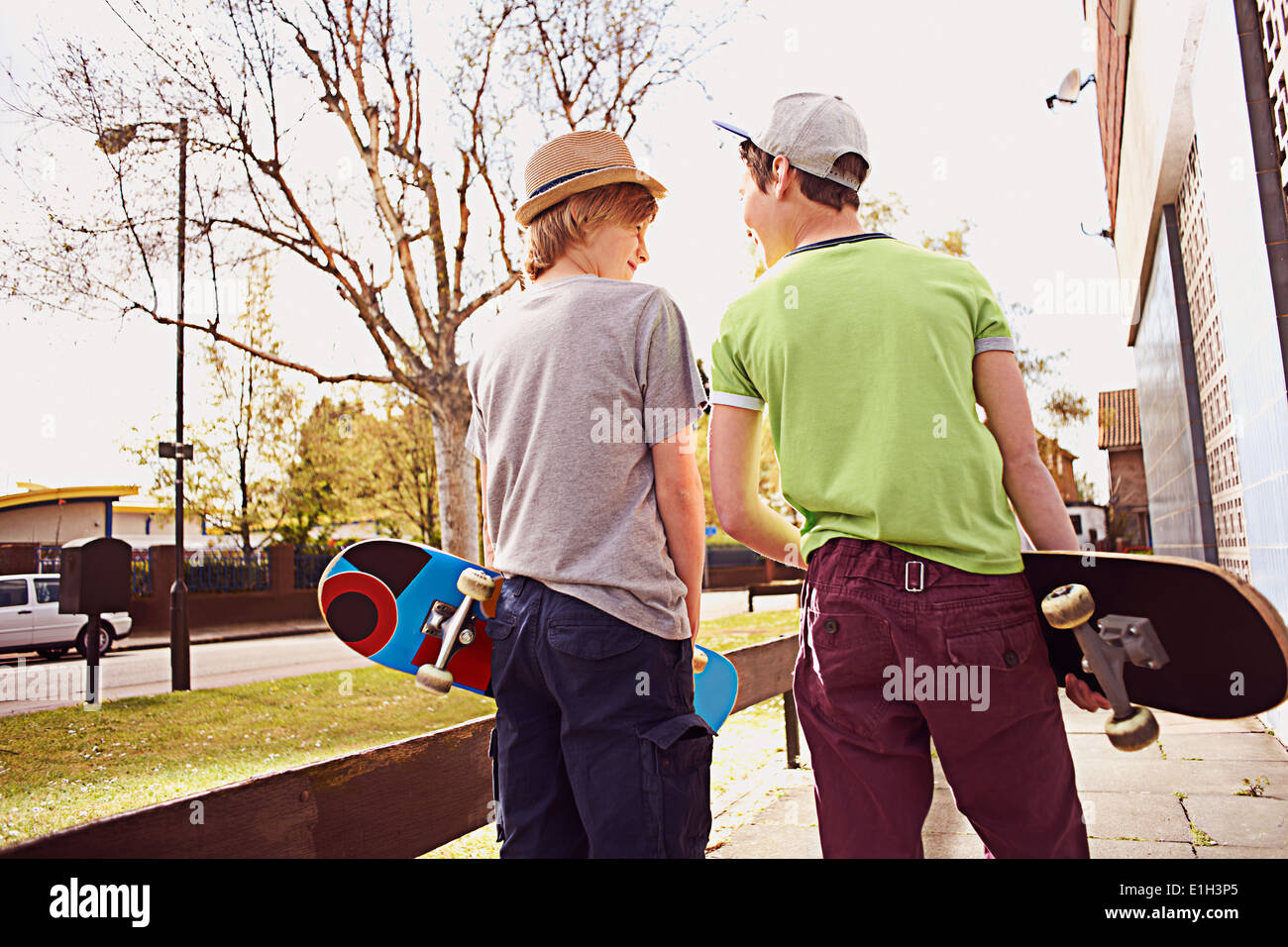 Jungen tragen skateboards Stockfoto
