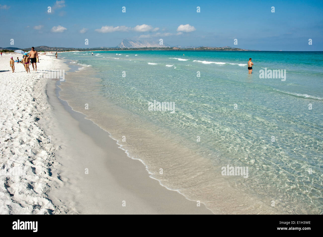Menschen und Touristen genießen Sie klares Wasser Meer bei La Cinta Strand in San Teodoro, Olbia-Tempio Provinz, Sardinien, Italien Stockfoto