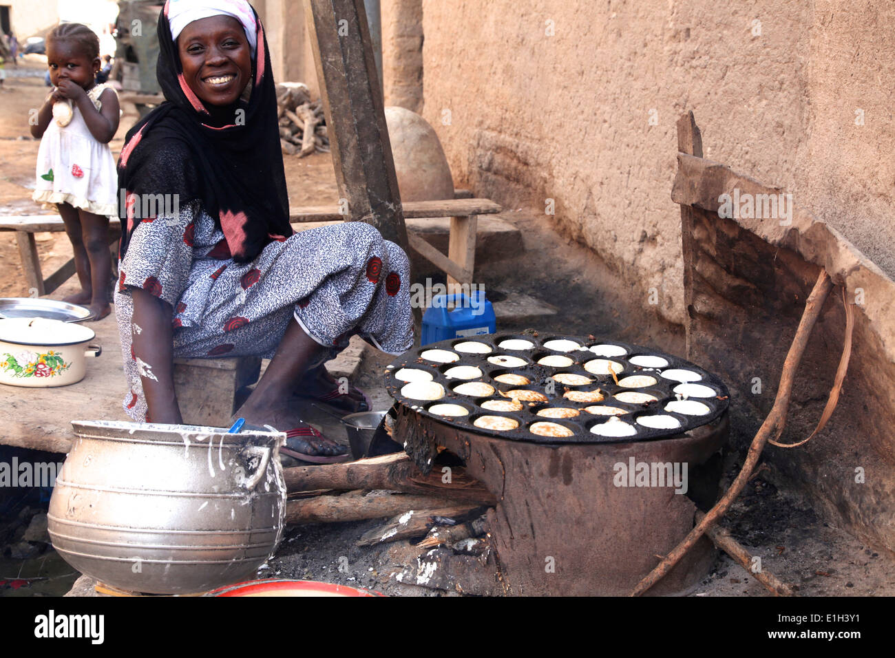 Frau Backen Pfannkuchen in Afrika Stockfoto