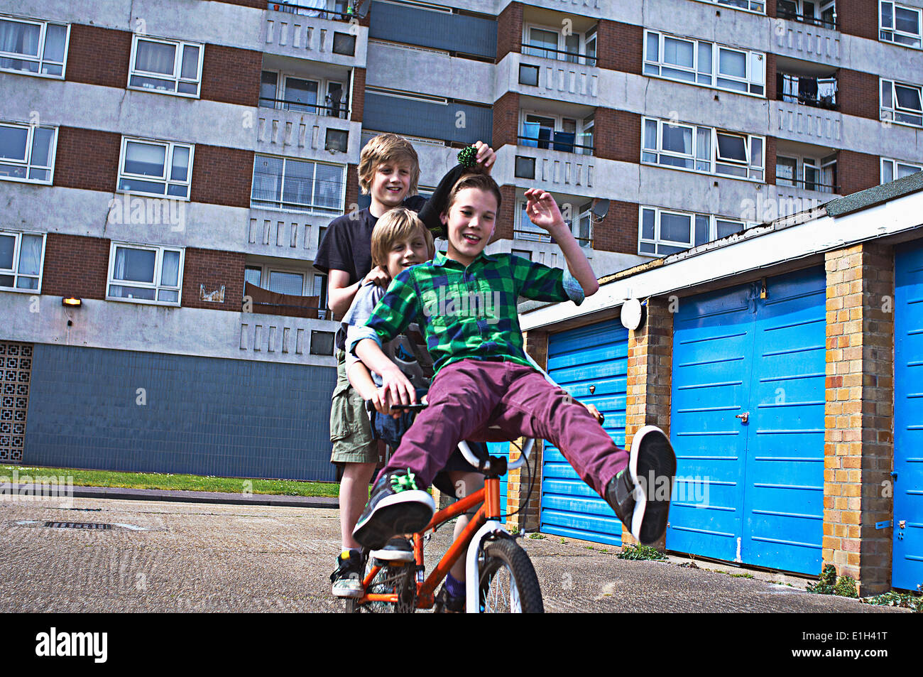Jungen geben Freunden eine Fahrt auf Fahrrad Stockfoto