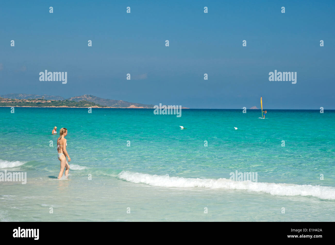 Menschen und Touristen genießen Sie klares Wasser Meer bei La Cinta Strand in San Teodoro, Olbia-Tempio Provinz, Sardinien, Italien Stockfoto