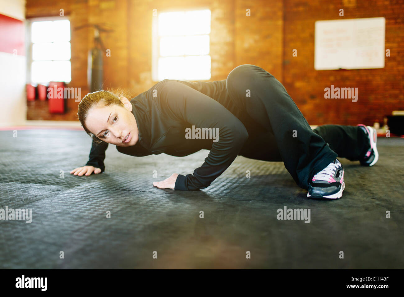 Frau, die stretching-Übung im Fitnessstudio zu tun Stockfoto