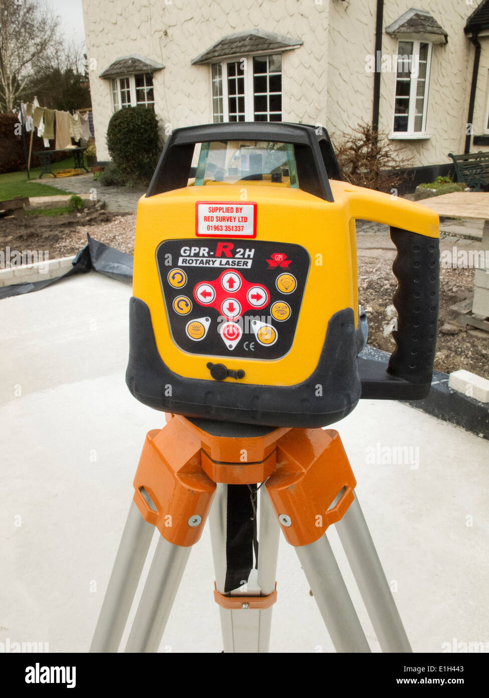selbst bauen Haus, GPR-R2H, rotary Laser Nivellierung Maschine auf Stativ Einstellung entleeren Ebenen Stockfoto