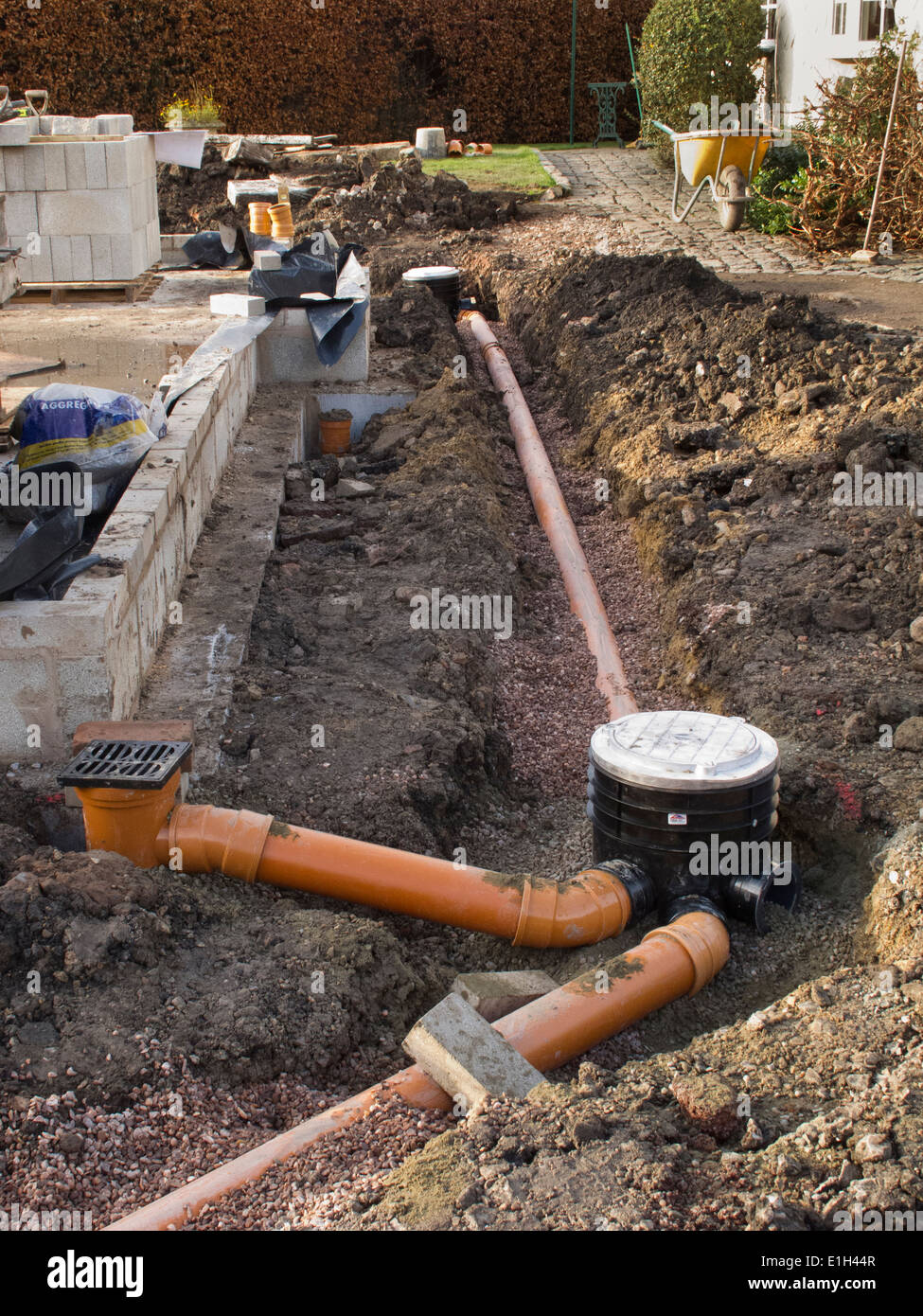 selbst bauen, Haus, Entwässerung, Abfluss Rohranschluss, Rinnen Stockfoto