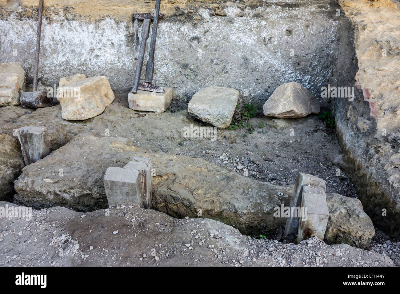 Extraktion der Steinblock mit Holzkeilen, Höhlenwohnungen Stadt La Roque Saint-Christophe, Peyzac-le-Moustier, Dordogne, Frankreich Stockfoto