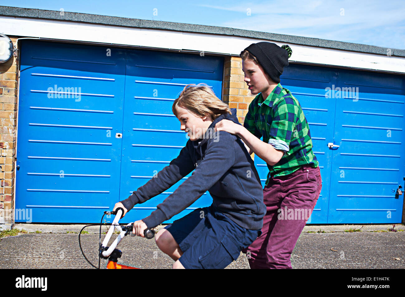 Jungen geben Freund eine Fahrt auf Fahrrad Stockfoto