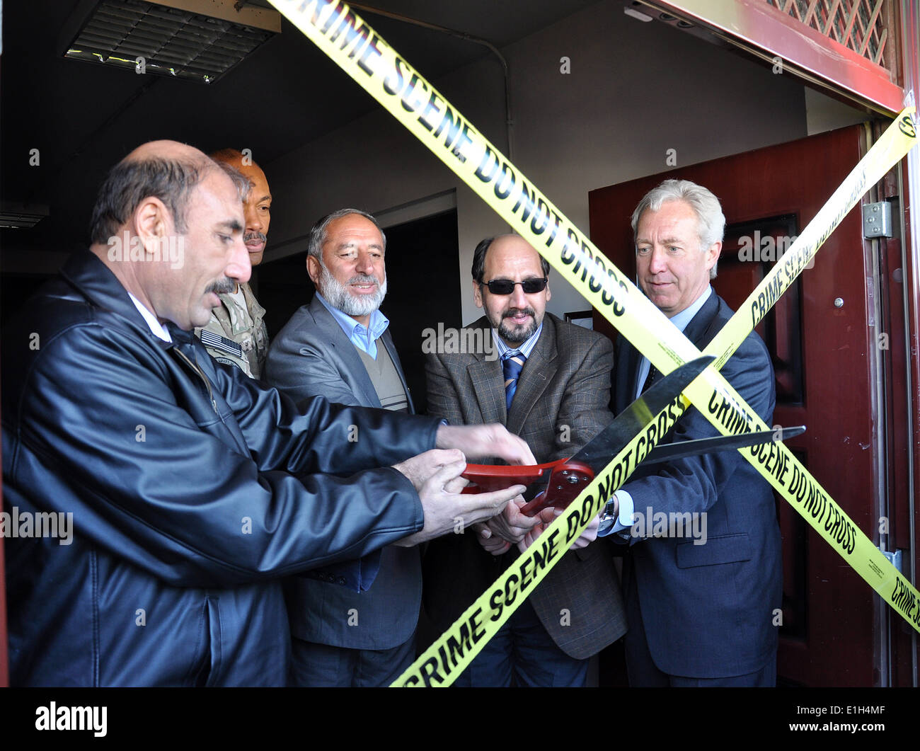Links nach rechts: Afghan National Police Generalleutnant Jamil Junbish, Chef der Anti-Verbrechen; U.S. Navy Rear Admiral James Crawford, Rechtsstaatlichkeit Stockfoto