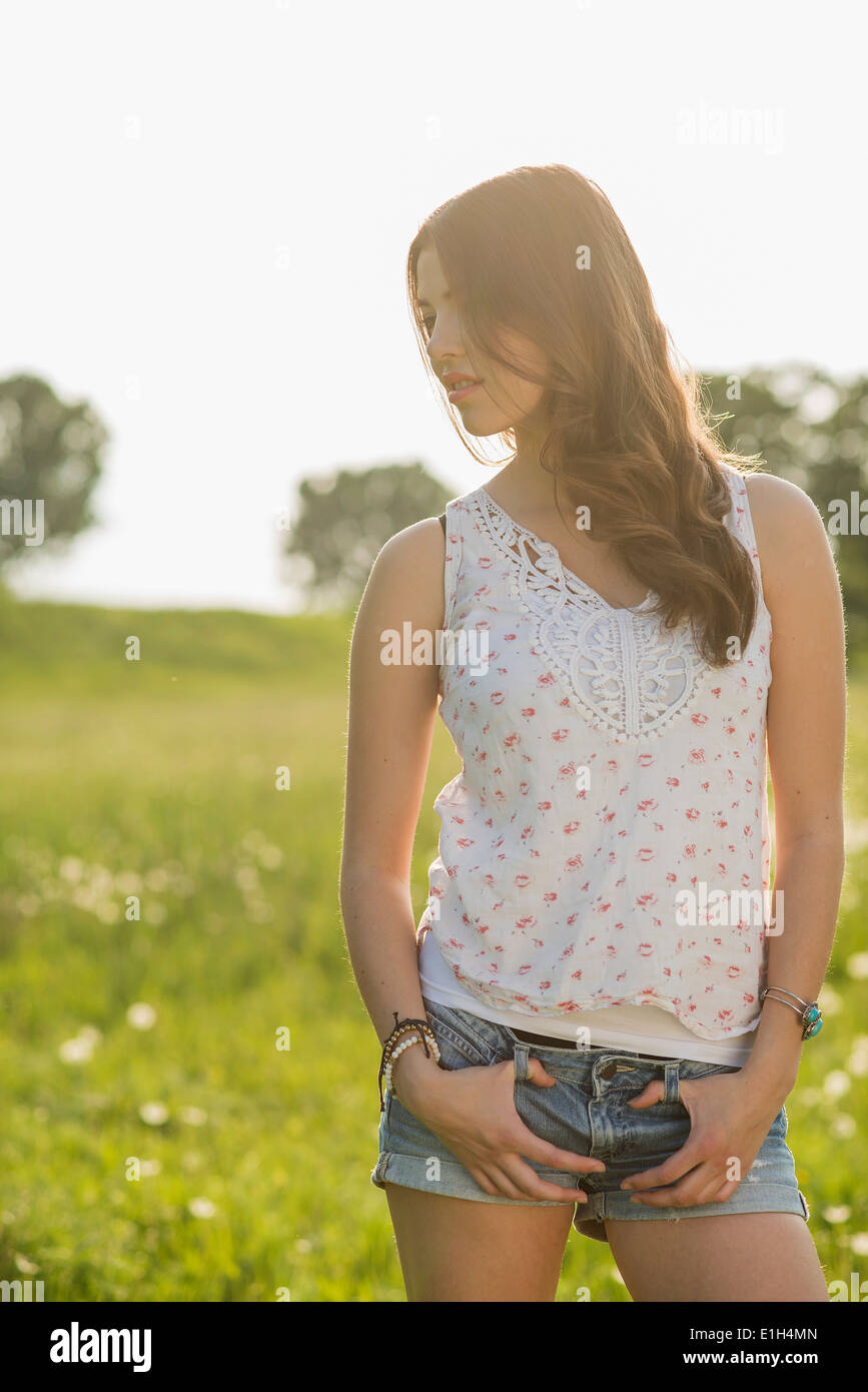 Junge Frau trägt Shorts und Weste, Porträt Stockfoto