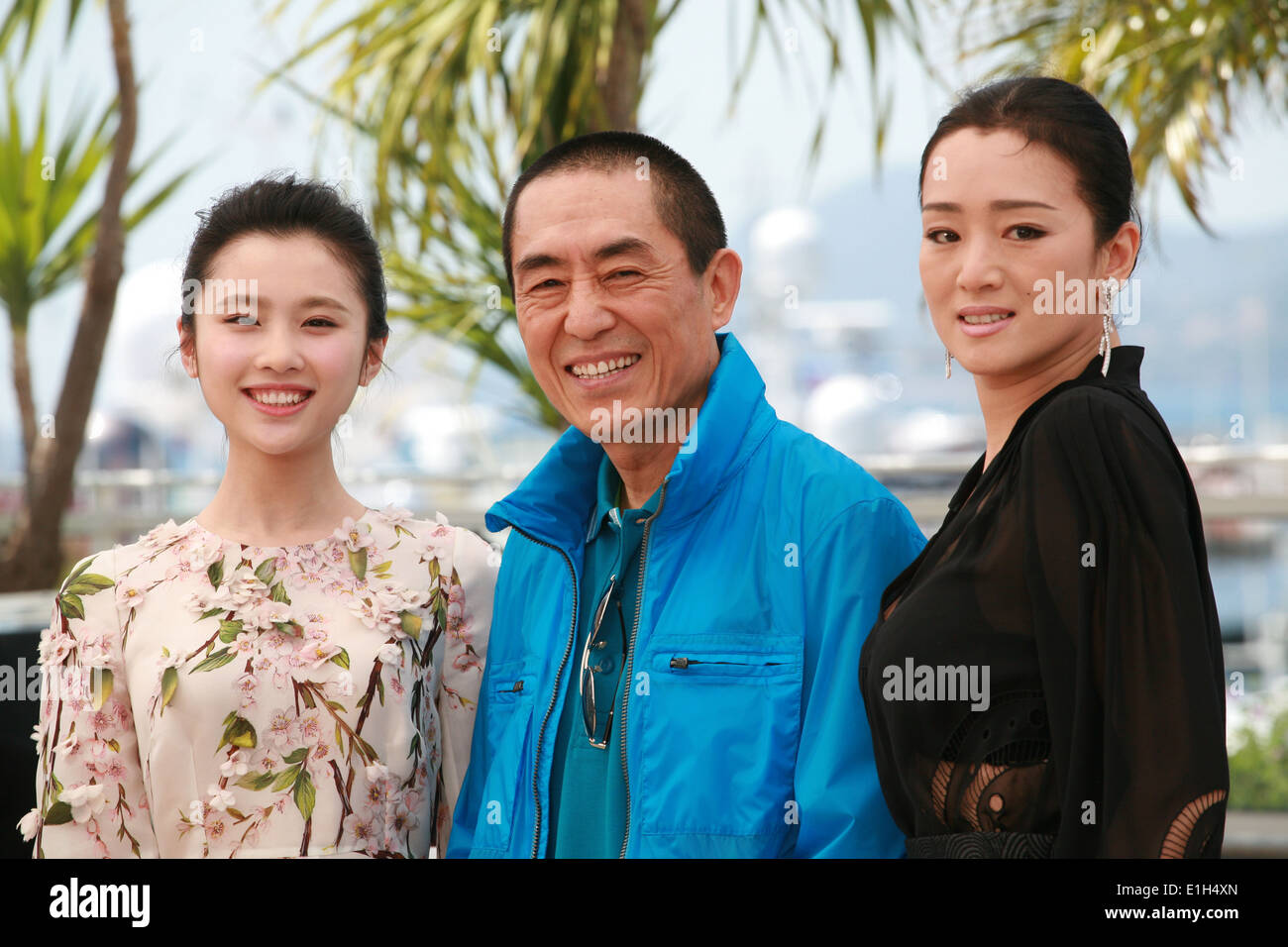 Schauspielerin Zhang Huiwen, Regisseur Yimou Zhang und Schauspielerin Gong Li an dem Foto fordern den Film Coming Home in Cannes Stockfoto