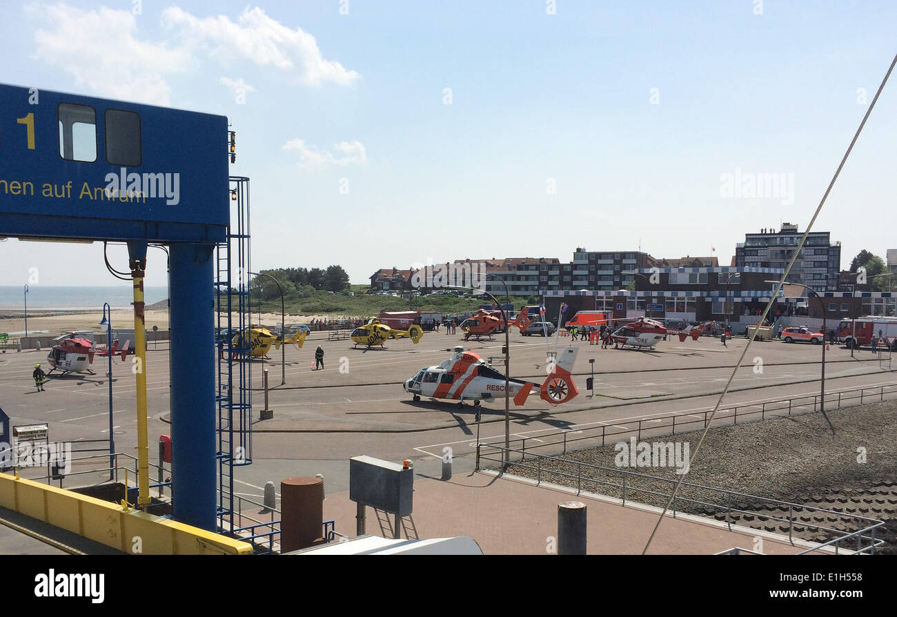 Amrum, Deutschland. 4. Juni 2014. Hubschrauber und Rettungsfahrzeuge sind abgebildet, nach die Kollision von einem "Adler-Express" Fähre in den Hafen der nordfriesischen Insel Amrum, Deutschland, 4. Juni 2014. Die Fähre krachte in die Anlegestelle. Mehrere Personen wurden leicht verletzt. Bildnachweis: SEBASTIAN ENGEL/Dpa picture Alliance/Alamy Live News Stockfoto