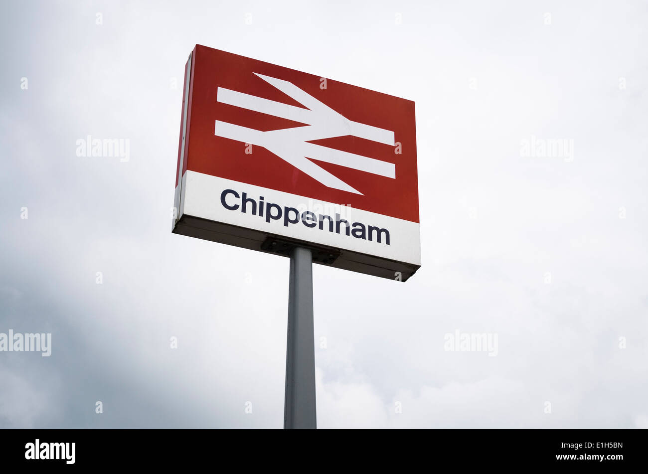 Prominente Straßenschild, Position des Chippenham Bahnhof in Wiltshire UK Stockfoto