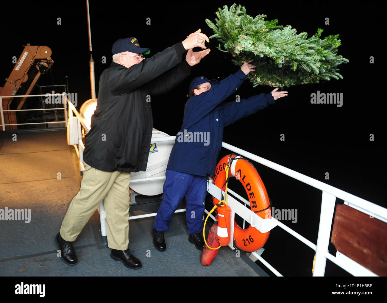 US Küstenwache CMdR Mary-Ellen Durley, Recht, der kommandierende Offizier der US Coast Guard Cutter Erlen (WLB-216) und Merchan- Stockfoto