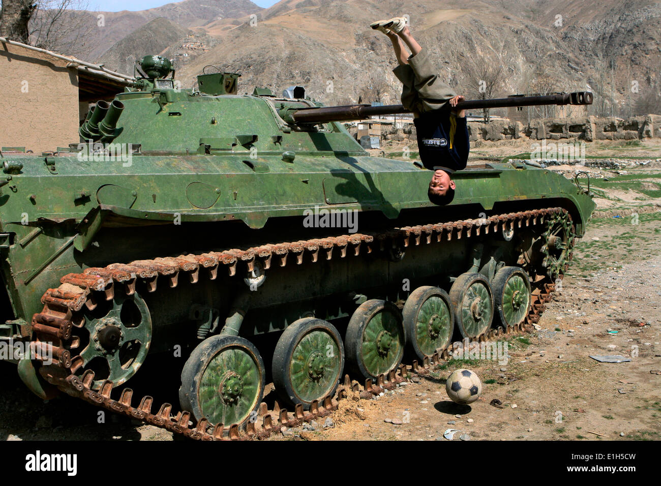 Faizabad, Afghanistan, 2008. Sowjetische Armee Reste machen einen beliebteren Spielplatz im nordöstlichen Afghanistan Krieg-heftig gezerrissenes. Stockfoto