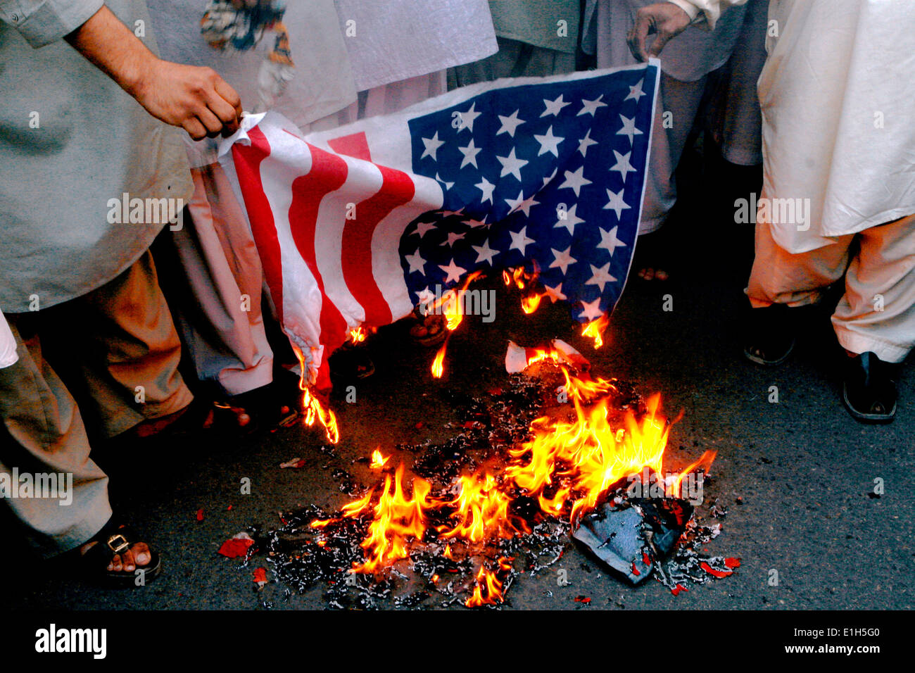 Verbrenne die us flagge -Fotos und -Bildmaterial in hoher Auflösung – Alamy