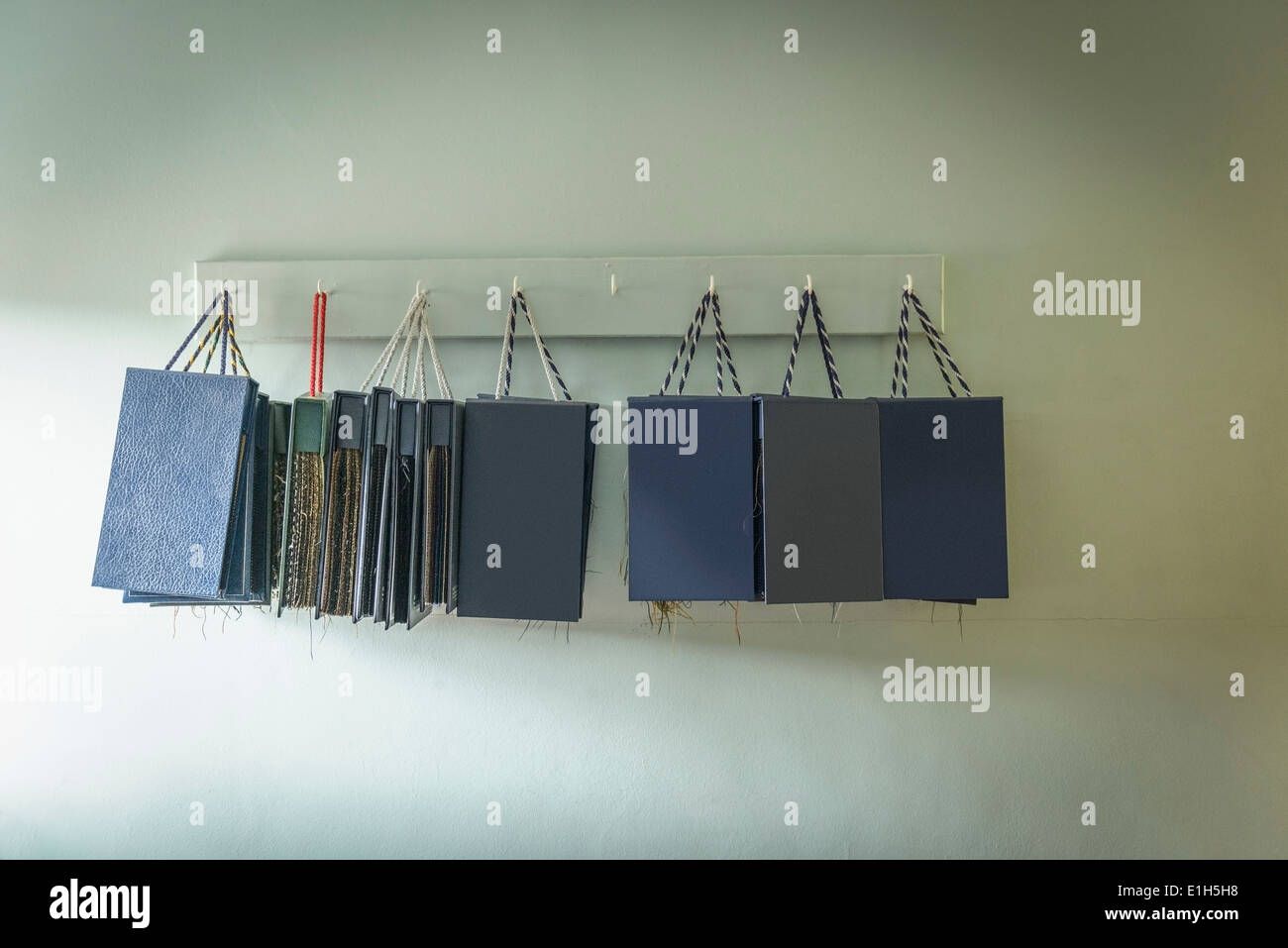 Materialprobe Bücher hängen in Kleiderfabrik Stockfoto